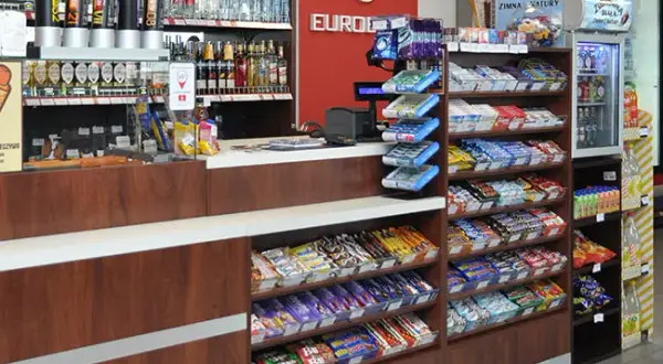 Jakie leki kupisz na stacji benzynowej? Sprawdź, co warto mieć w podróży